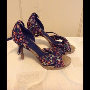 Fiona size 7 floral heels