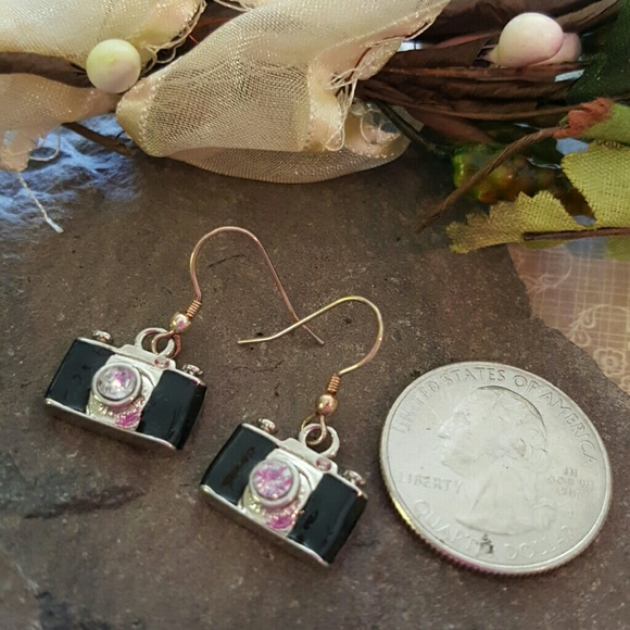 🆕 Camera Earrings - Picture 4 of 5