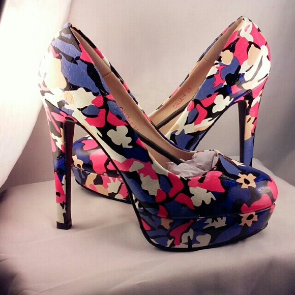Women's bright multicolored pump US 8.5