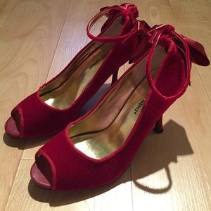 Newport News Velvet Heels, US 7.5M