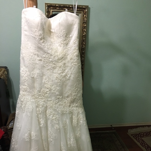 Never worn ivory wedding gown