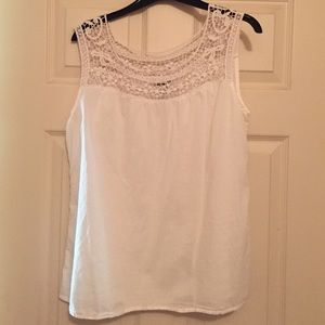 Old Navy white cotton top, size M.