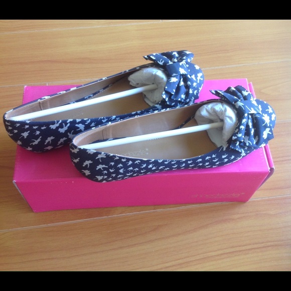 Adorable Size 8 flats in box. Worn only once - Picture 2 of 3