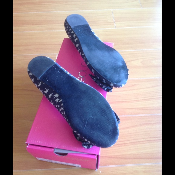 Adorable Size 8 flats in box. Worn only once - Picture 3 of 3