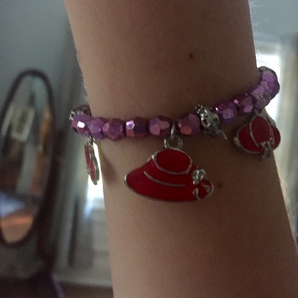 Red hat bracelet - Picture 3 of 3