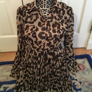 Leopard print dress. Pleated bottom.