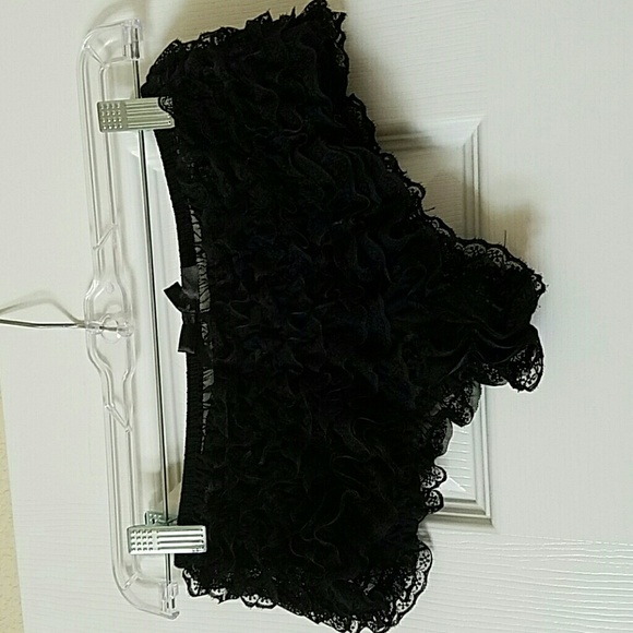 NWOT  Ruffled cheeky panty