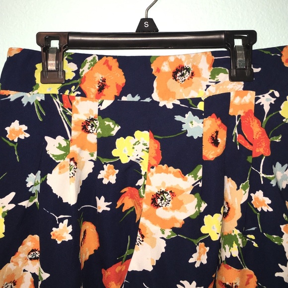 Floral shorts - Picture 3 of 3