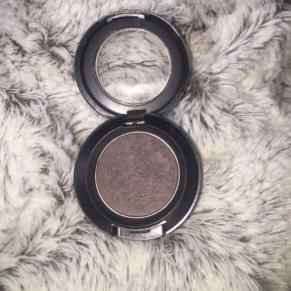 Mac Cosmetics eye shadow "smut"