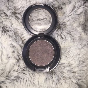 Mac Cosmetics eye shadow "smut"