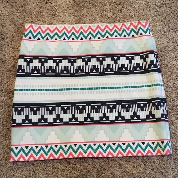 ⛔️SOLD⛔️Tribal print body con skirt