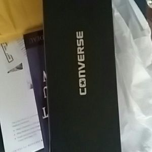 brand new !!size 8 in men converse white