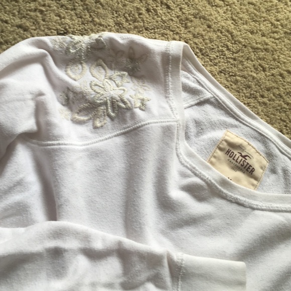 white embroidered hollister sweatshirt