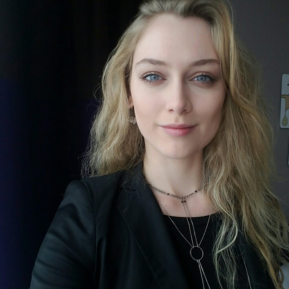 Meet your Posher : Clara B. - Picture 2 of 4