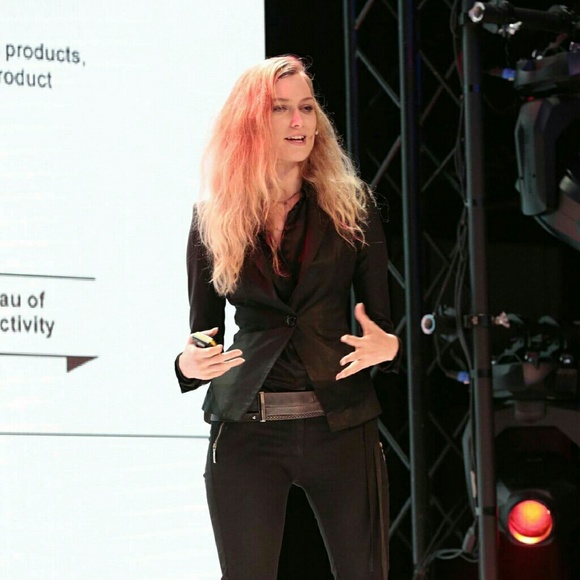 Meet your Posher : Clara B. - Picture 3 of 4