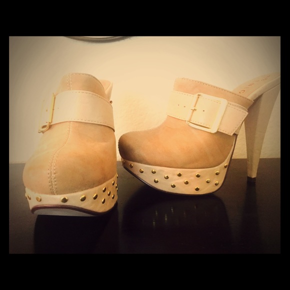 Enigma Chunky Beige Clogs with Gold Buckle Size 6. - Picture 1 of 4