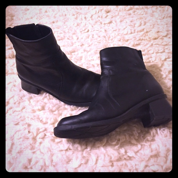 Naot zip up black leather ankle boots 9