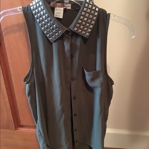 Sleeveless blouse with studded collar