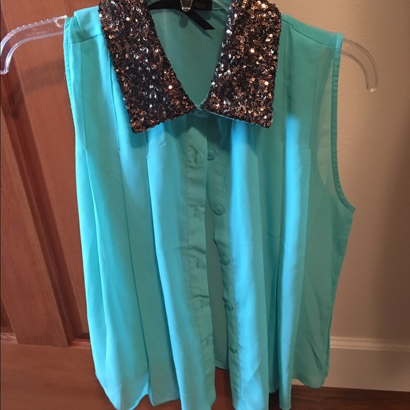 Sleeveless blouse with sequin collar