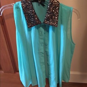 Sleeveless blouse with sequin collar