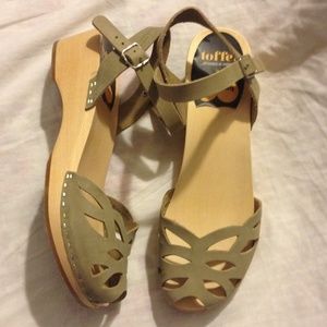 Swedish Hasbeens women's size 9 ornament  nubuck