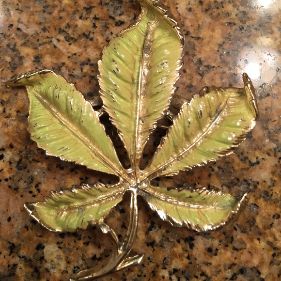 Vintage Jewelry - VINTAGE leaf brooch
