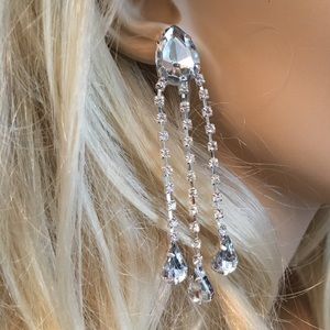 Sale‼️Tear drop rhinestone chandelier drop earring