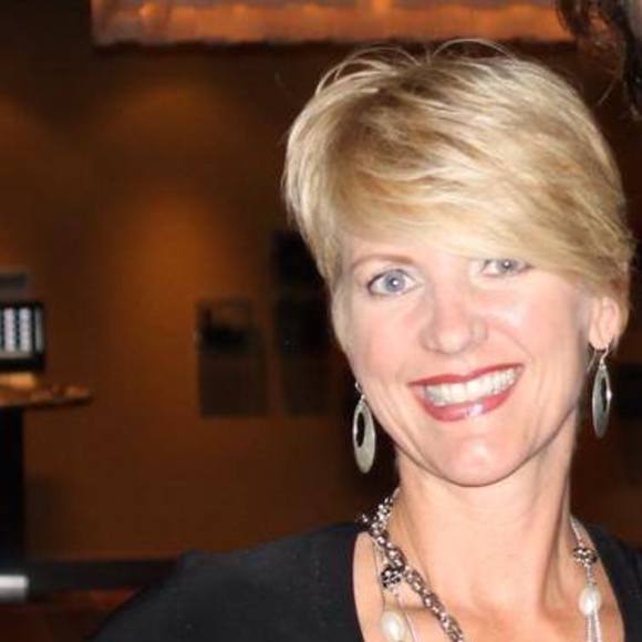 Meet your Posher, Lora