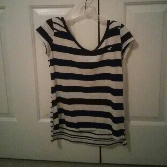 Black and white Hollister tee