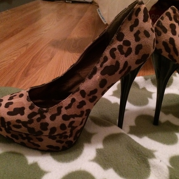 Leopard Pumps - Picture 2 of 4