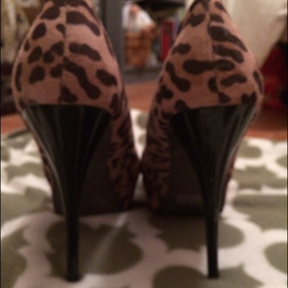 Leopard Pumps - Picture 3 of 4