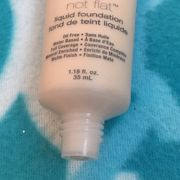 NYX Stay Matte But Not Flat Foundation: Ivory - Picture 2 of 4