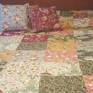 King size quilt with two shams and two pillows