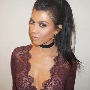 GET THE LOOK! Black Velvet Choker ⚡️