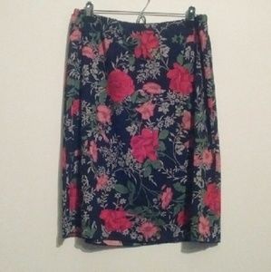 💕$6 if bundled with 3 or more items Black floral skirt