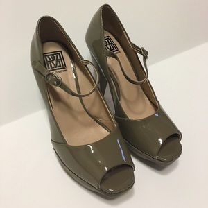 Brand New Pour La Victoire Platform Sandals