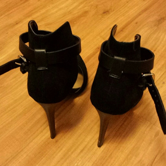 BLACK HEELS - Picture 3 of 4