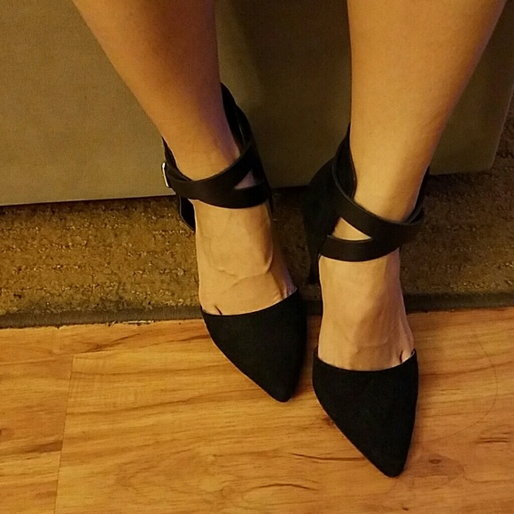 BLACK HEELS - Picture 4 of 4