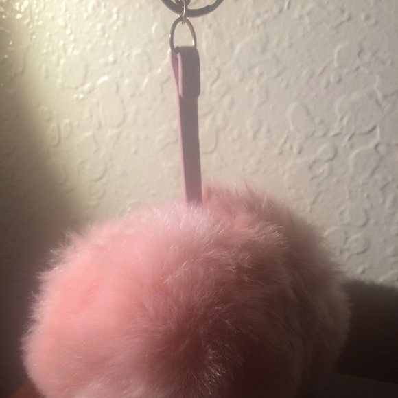 I pink chain Pom Pom - Picture 2 of 3