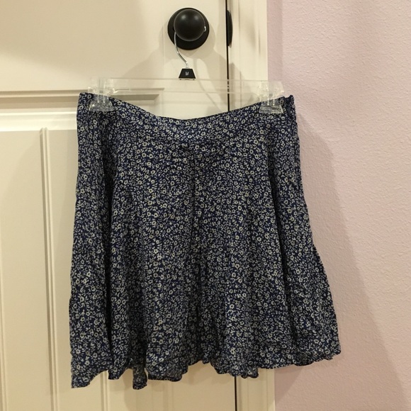F21 BLUExWHITE FLORAL SKATER SKIRT - Picture 1 of 3