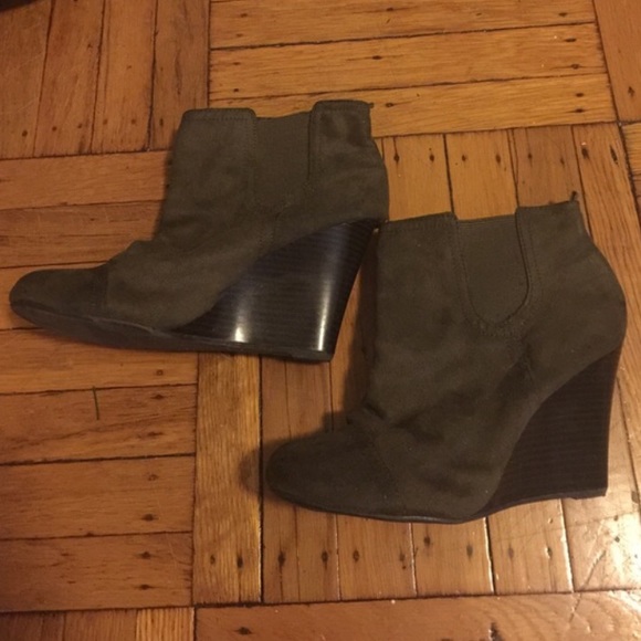 B3G1 💎 Suede Wedge Booties