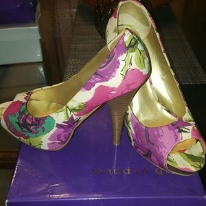 Steve Madden peep toe flowered heels