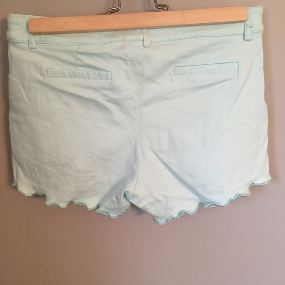 Mint colored scalloped shorts - Picture 2 of 3