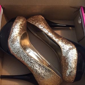 The perfect gold pumps.