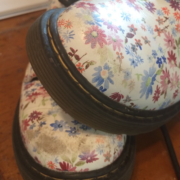 Dr. Martens white printed grunge floral sz.2 - Picture 2 of 4