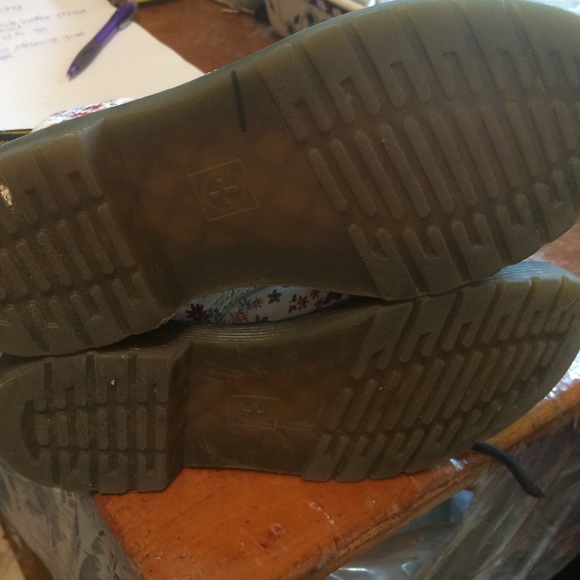 Dr. Martens white printed grunge floral sz.2 - Picture 3 of 4