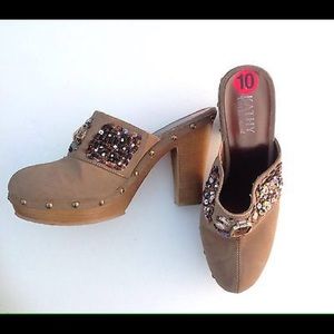 Kathy Van Zeeland Cady Saddle Brown Clogs Sz 10