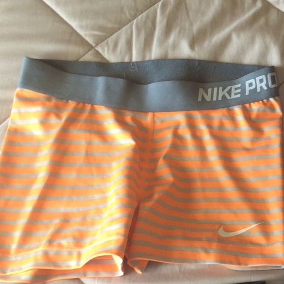 Neon orange and gray Nike pros😁😊