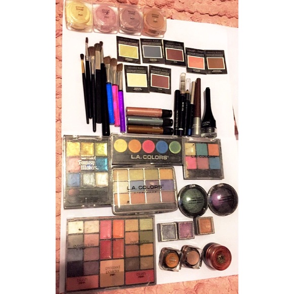 ❤️HUGE MAKEUP/BEAUTY BUNDLE❤️ 43 PIECES!! - Picture 1 of 4