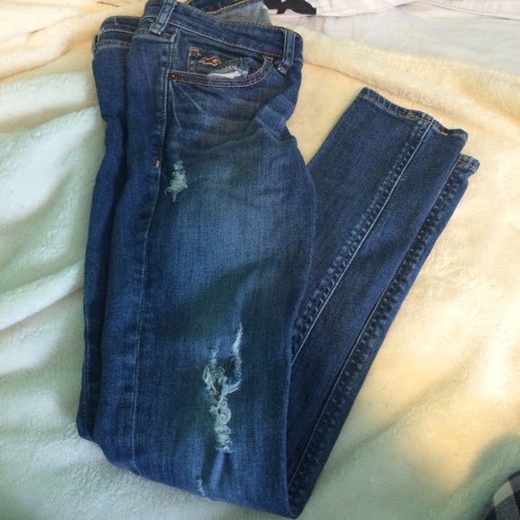 Hollister Distressed Jeans size 1s (25x29)